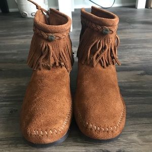 BRAND NEW! Minnetonka Fringe Suede Boots